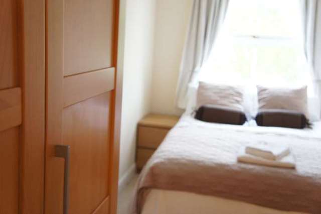  Image of 2 bedroom Apartment to rent in Chapel Road Redhill RH1 at Maple House, Chapel Road  Redhill, RH1 1LA
