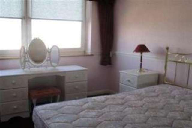  Image of 2 bedroom Flat to rent in Marine Parade West Lee-on-the-Solent PO13 at Lee-on-the-Solent, PO13 9ED