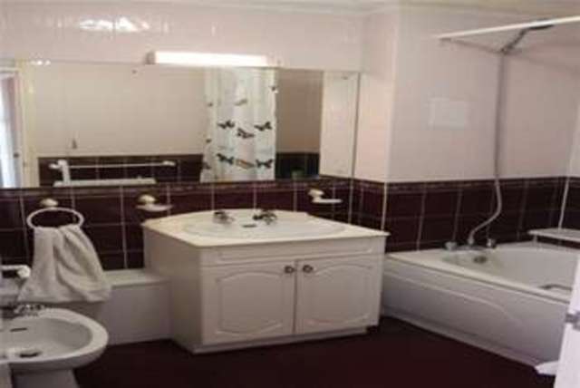  Image of 2 bedroom Flat to rent in Marine Parade West Lee-on-the-Solent PO13 at Lee-on-the-Solent, PO13 9ED