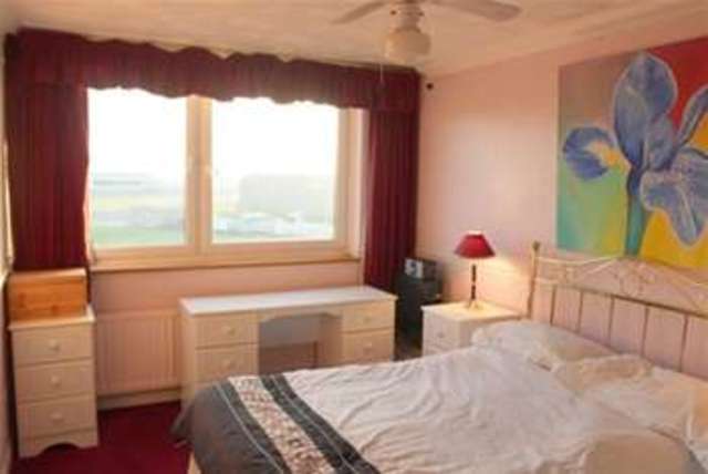  Image of 2 bedroom Flat to rent in Marine Parade West Lee-on-the-Solent PO13 at Lee-on-the-Solent, PO13 9ED