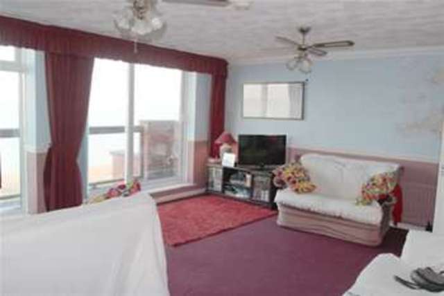  Image of 2 bedroom Flat to rent in Marine Parade West Lee-on-the-Solent PO13 at Lee-on-the-Solent, PO13 9ED