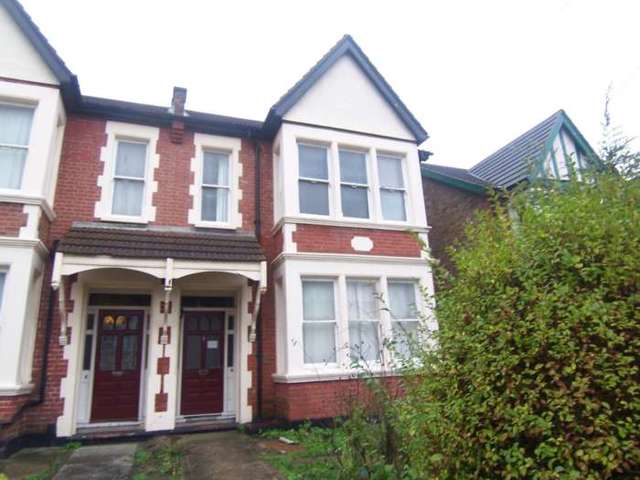  Image of 3 bedroom Flat to rent in Meteor Road Westcliff-on-Sea SS0 at Meteor Road  Westcliff On Sea, SS0 8DG