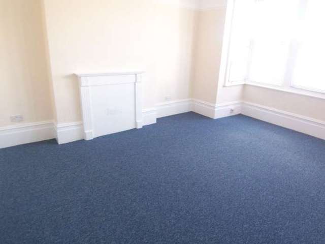  Image of 3 bedroom Flat to rent in Meteor Road Westcliff-on-Sea SS0 at Meteor Road  Westcliff On Sea, SS0 8DG