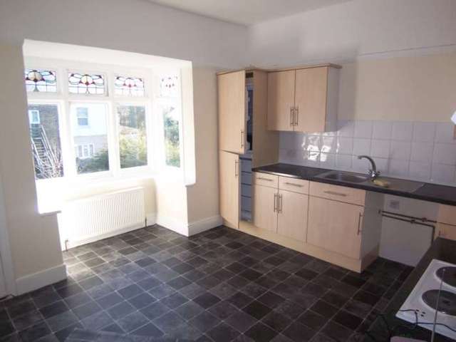  Image of 3 bedroom Flat to rent in Meteor Road Westcliff-on-Sea SS0 at Meteor Road  Westcliff On Sea, SS0 8DG