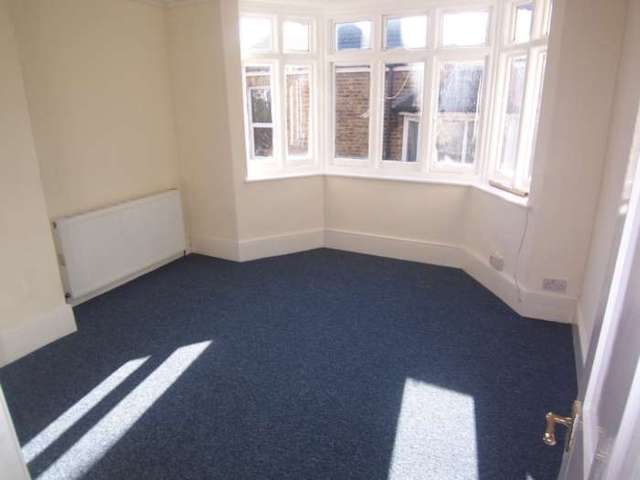  Image of 3 bedroom Flat to rent in Meteor Road Westcliff-on-Sea SS0 at Meteor Road  Westcliff On Sea, SS0 8DG