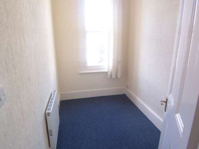  Image of 3 bedroom Flat to rent in Meteor Road Westcliff-on-Sea SS0 at Meteor Road  Westcliff On Sea, SS0 8DG
