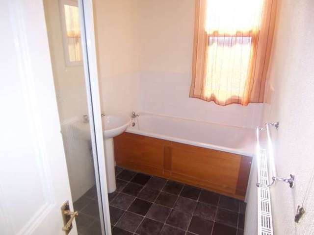  Image of 3 bedroom Flat to rent in Meteor Road Westcliff-on-Sea SS0 at Meteor Road  Westcliff On Sea, SS0 8DG