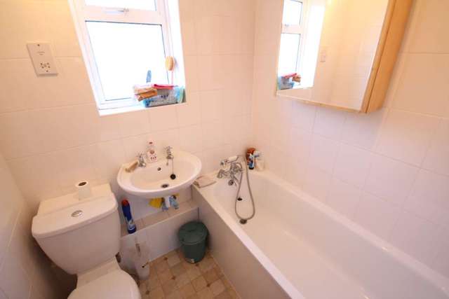  Image of 4 bedroom Semi-Detached house for sale in Midhurst Close Aylesbury HP21 at Midhurst Close Bedgrove Aylesbury, HP21 9TZ