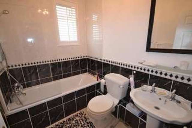  Image of 3 bedroom Flat to rent in Bedford Avenue Bexhill-on-Sea TN40 at Bedford Avenue  Bexhill On Sea, TN40 1NQ