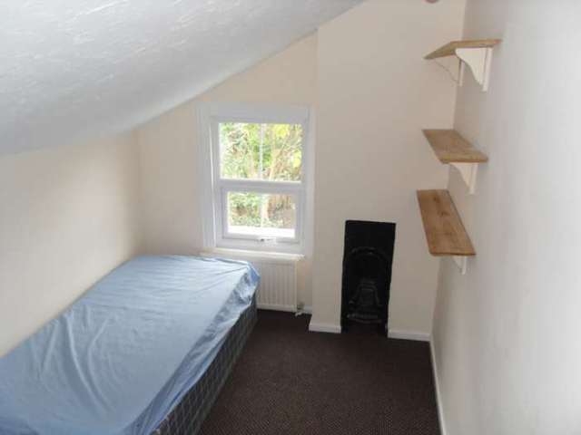  Image of 3 bedroom Terraced house to rent in Mount Pleasant Reading RG1 at Mount Pleasant  Reading, RG1 2TF