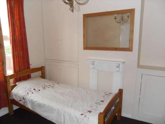  Image of 3 bedroom Terraced house to rent in Mount Pleasant Reading RG1 at Mount Pleasant  Reading, RG1 2TF