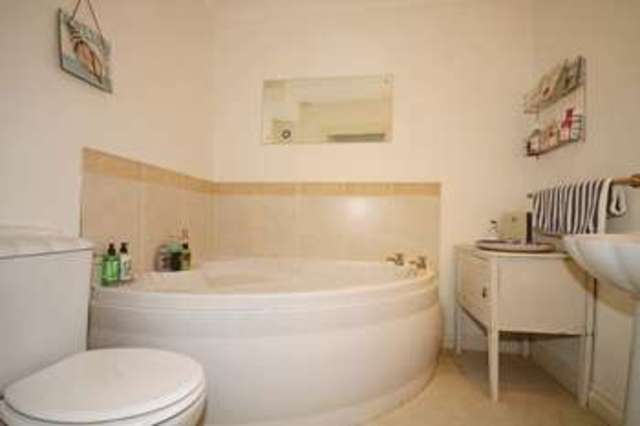  Image of 2 bedroom Flat to rent in New Road Brixham TQ5 at New Road  Brixham, TQ5 8NL