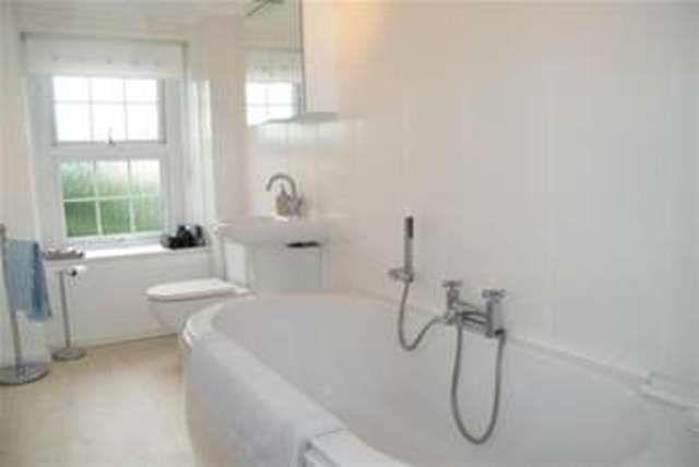  Image of 2 bedroom Flat to rent in Newbury Gillingham SP8 at Gillingham, SP8 4HG