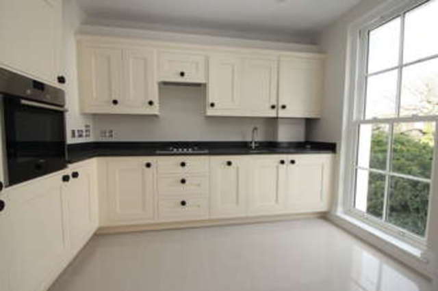  Image of 2 bedroom Flat for sale in Oak Hill Road Surbiton KT6 at Surbiton Surrey, KT6 6EH