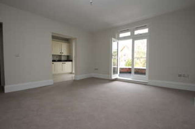  Image of 2 bedroom Flat for sale in Oak Hill Road Surbiton KT6 at Surbiton Surrey, KT6 6EH