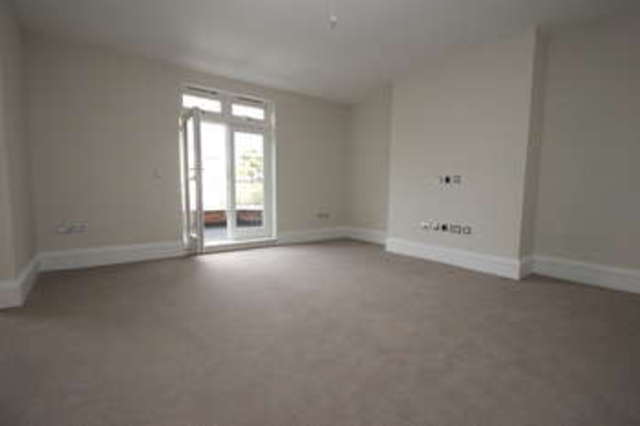  Image of 2 bedroom Flat for sale in Oak Hill Road Surbiton KT6 at Surbiton Surrey, KT6 6EH