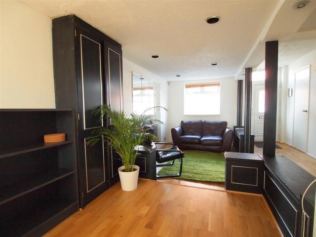  Image of 4 bedroom Property to rent in Oakview Gardens London N2 at East Finchley, N2 0NJ