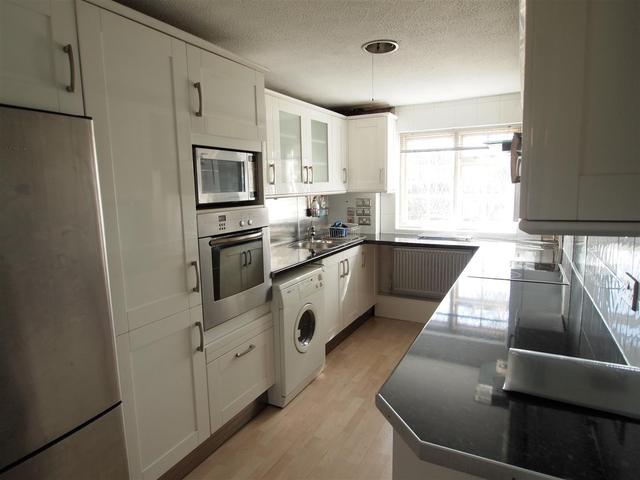  Image of 4 bedroom Property to rent in Oakview Gardens London N2 at East Finchley, N2 0NJ