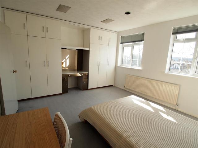  Image of 4 bedroom Property to rent in Oakview Gardens London N2 at East Finchley, N2 0NJ