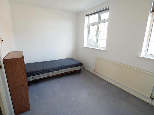 Image of 4 bedroom Property to rent in Oakview Gardens London N2 at East Finchley, N2 0NJ