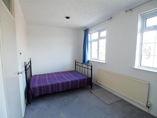  Image of 4 bedroom Property to rent in Oakview Gardens London N2 at East Finchley, N2 0NJ