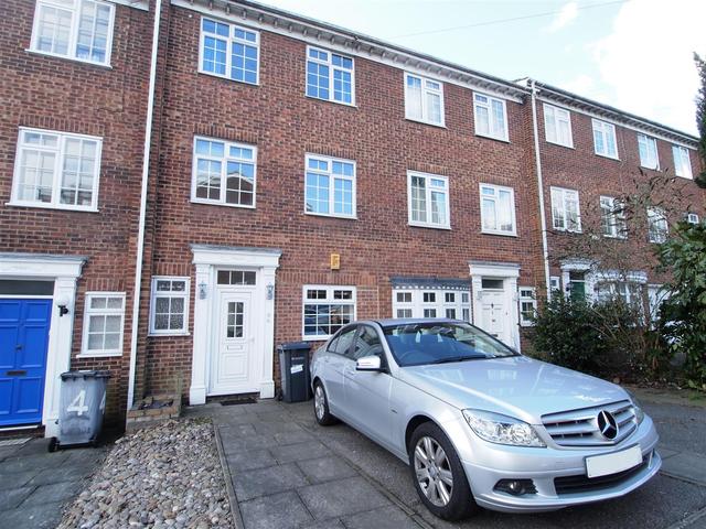  Image of 4 bedroom Property to rent in Oakview Gardens London N2 at East Finchley, N2 0NJ