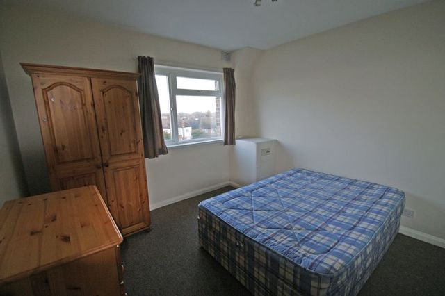  Image of 4 bedroom Houses to rent in Bramley Road London N14 at Oakwood Array Oakwood, N14 4XB