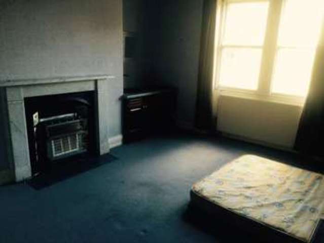  Image of 7 bedroom Detached house to rent in Park Drive Huddersfield HD1 at Park Drive  Huddersfield, HD1 4EG