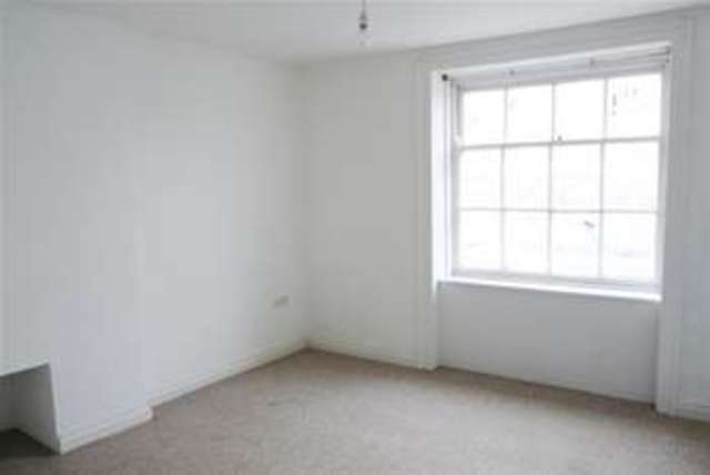  Image of 1 bedroom Flat to rent in Chapel Street Penzance TR18 at Penzance, TR18 4AE