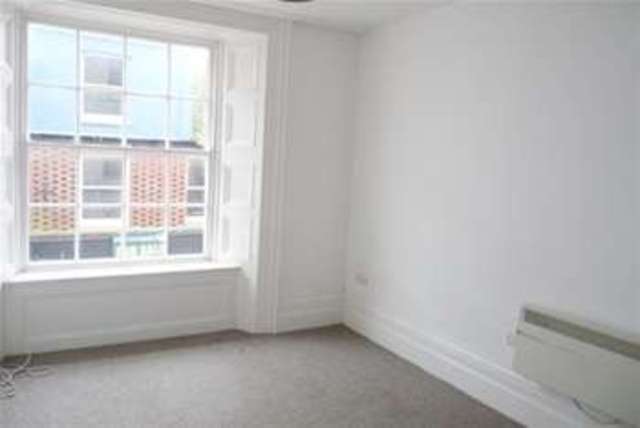  Image of 1 bedroom Flat to rent in Chapel Street Penzance TR18 at Penzance, TR18 4AE