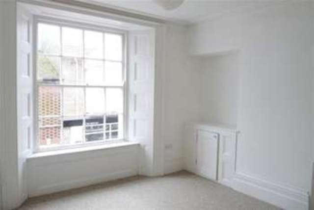  Image of 1 bedroom Flat to rent in Chapel Street Penzance TR18 at Penzance, TR18 4AE