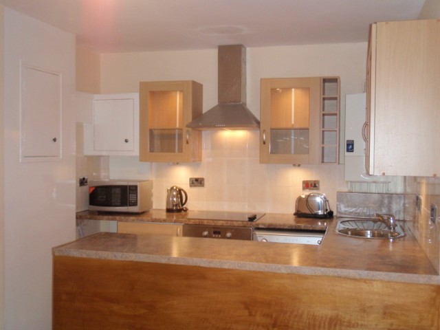  Image of 4 bedroom Flat to rent in Peterborough Road London SW6 at Fulham  London, SW6 3BT