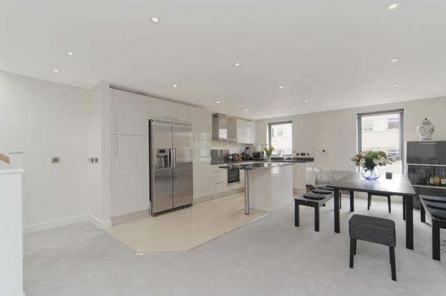  Image of 3 bedroom Detached house to rent in Farm Lane London N14 at Raffles Mews  12 Farm Lane, SW6 1BN