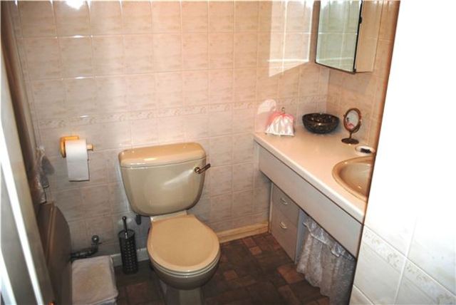  Image of 2 bedroom Flat for sale in Buckhurst Road Bexhill-on-Sea TN40 at East Sussex, TN40 1QE