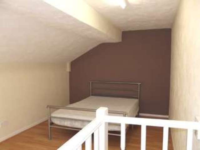  Image of 2 bedroom End of Terrace to rent in Recreation Grove Leeds LS11 at Holbeck Leeds West Yorkshire, LS11 0AT