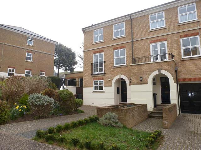  Image of 4 bedroom Detached house to rent in Richmond Place Eastbourne BN21 at Eastbourne, BN21 2NQ
