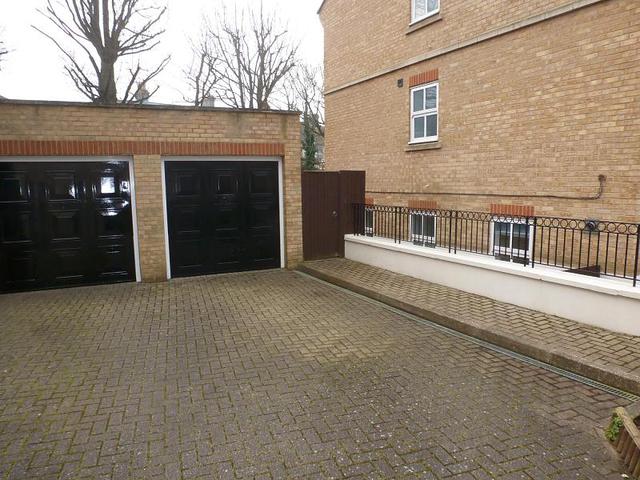  Image of 4 bedroom Detached house to rent in Richmond Place Eastbourne BN21 at Eastbourne, BN21 2NQ