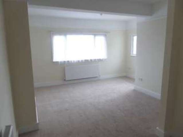  Image of 2 bedroom Flat to rent in Riviera Drive Southend-on-Sea SS1 at Riviera Drive  Southend-On-Sea, SS1 2QH