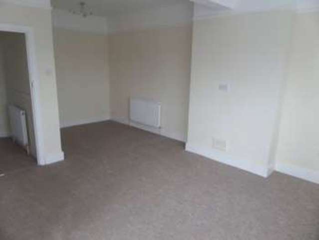  Image of 2 bedroom Flat to rent in Riviera Drive Southend-on-Sea SS1 at Riviera Drive  Southend-On-Sea, SS1 2QH