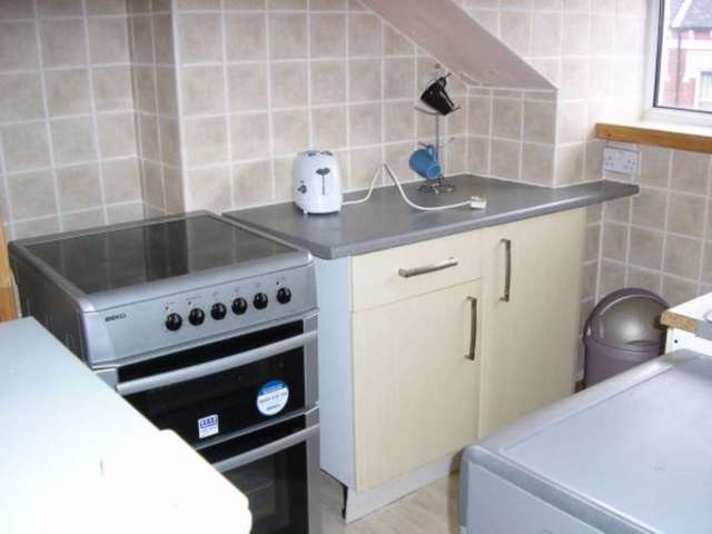  Image of 1 bedroom Studio flat to rent in Roman Terrace Leeds LS8 at Roundhay Roundhay Leeds, LS8 2DU