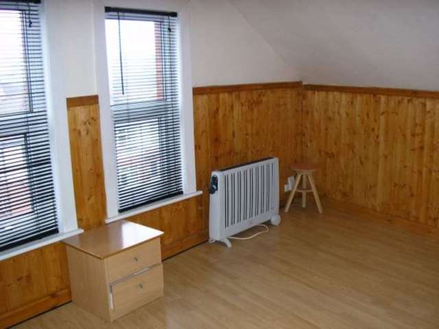  Image of 1 bedroom Studio flat to rent in Roman Terrace Leeds LS8 at Roundhay Roundhay Leeds, LS8 2DU