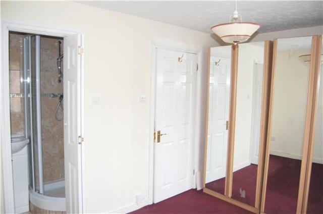  Image of 3 bedroom End of Terrace to rent in Bluebell Close Rush Green Romford RM7 at ROMFORD, RM7 0XN