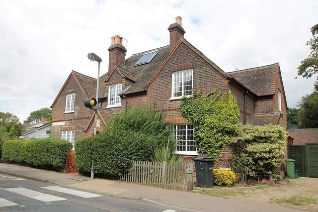  Image of 2 bedroom Cottage to rent in Sandpit Lane St. Albans AL1 at St Albans, AL1 4BJ