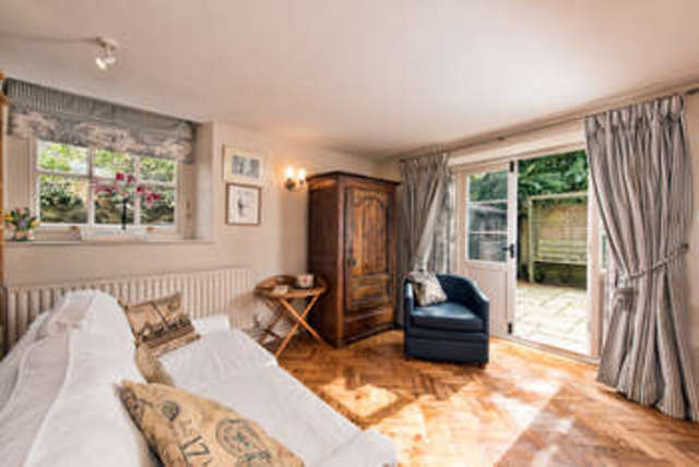  Image of 3 bedroom Detached house for sale in High Street Shrivenham Swindon SN6 at Shrivenham Oxfordshire, SN6 8AN