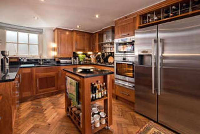  Image of 3 bedroom Detached house for sale in High Street Shrivenham Swindon SN6 at Shrivenham Oxfordshire, SN6 8AN