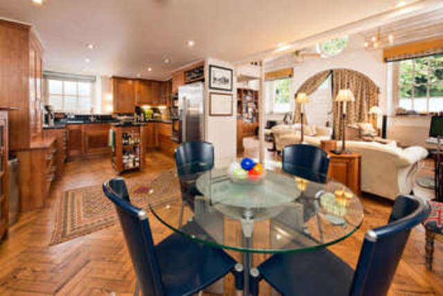  Image of 3 bedroom Detached house for sale in High Street Shrivenham Swindon SN6 at Shrivenham Oxfordshire, SN6 8AN