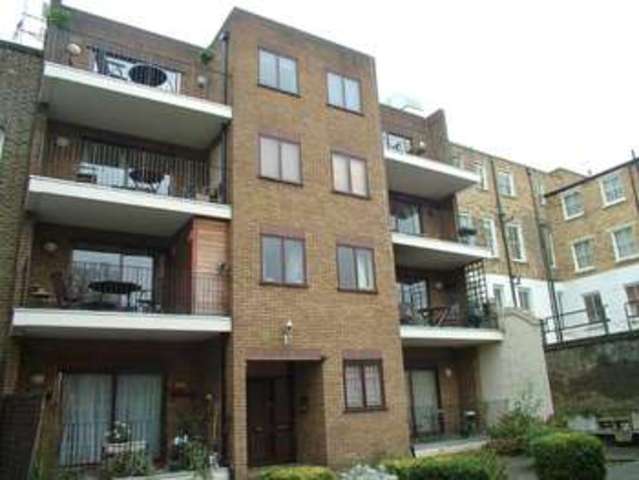  Image of 2 bedroom Flat to rent in Slievemore Close London SW4 at Clapham, SW4 6BZ