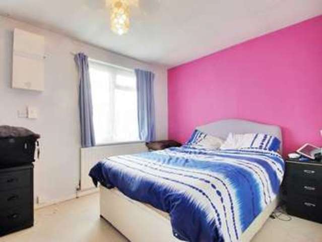  Image of 3 bedroom Detached house for sale in Smithbarn Close Horley RH6 at Smithbarn Close  Horley, RH6 9LF