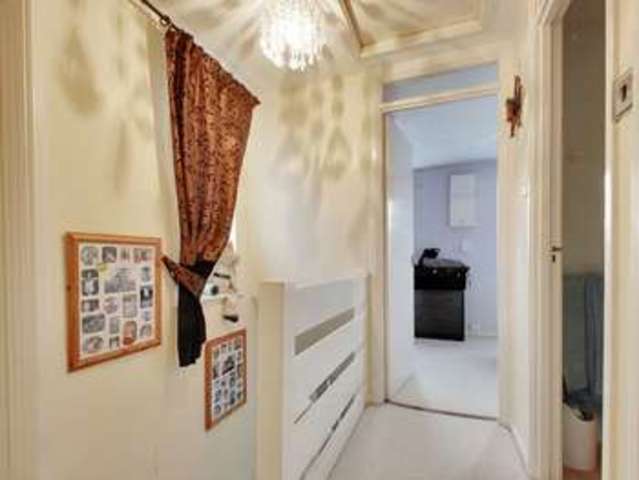  Image of 3 bedroom Detached house for sale in Smithbarn Close Horley RH6 at Smithbarn Close  Horley, RH6 9LF