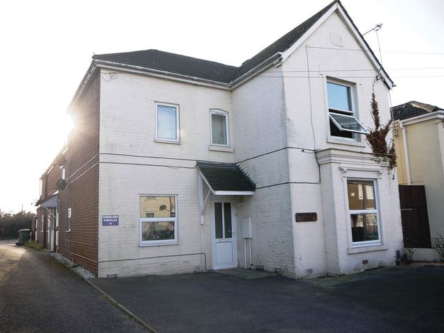  Image of 3 bedroom Flat to rent in Waverley Road Southampton SO15 at Waverley Road  Southampton, SO15 1JG
